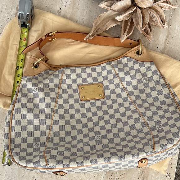 Louis Vuitton - Picture 3 of 10